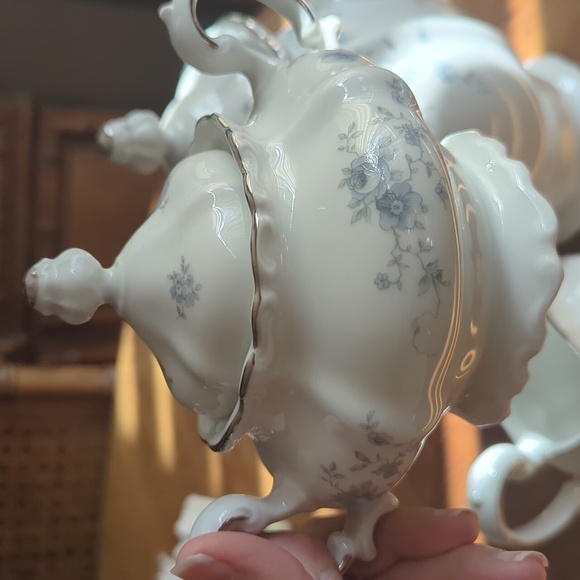 Elegant White and Blue Floral Tea Set - Picture 4 of 4